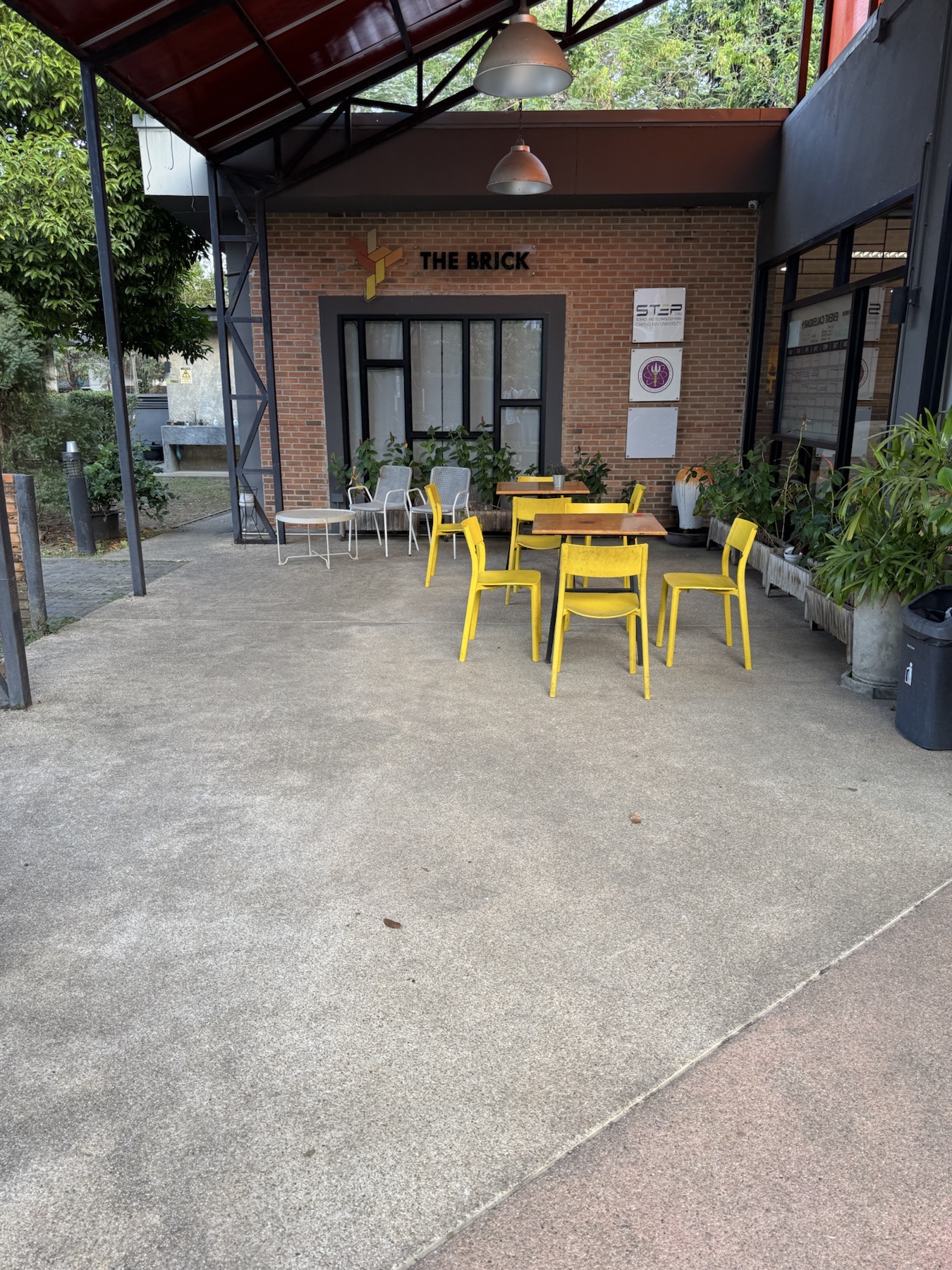 Außenbereich von The Brick Startup Space in Chiang Mai.