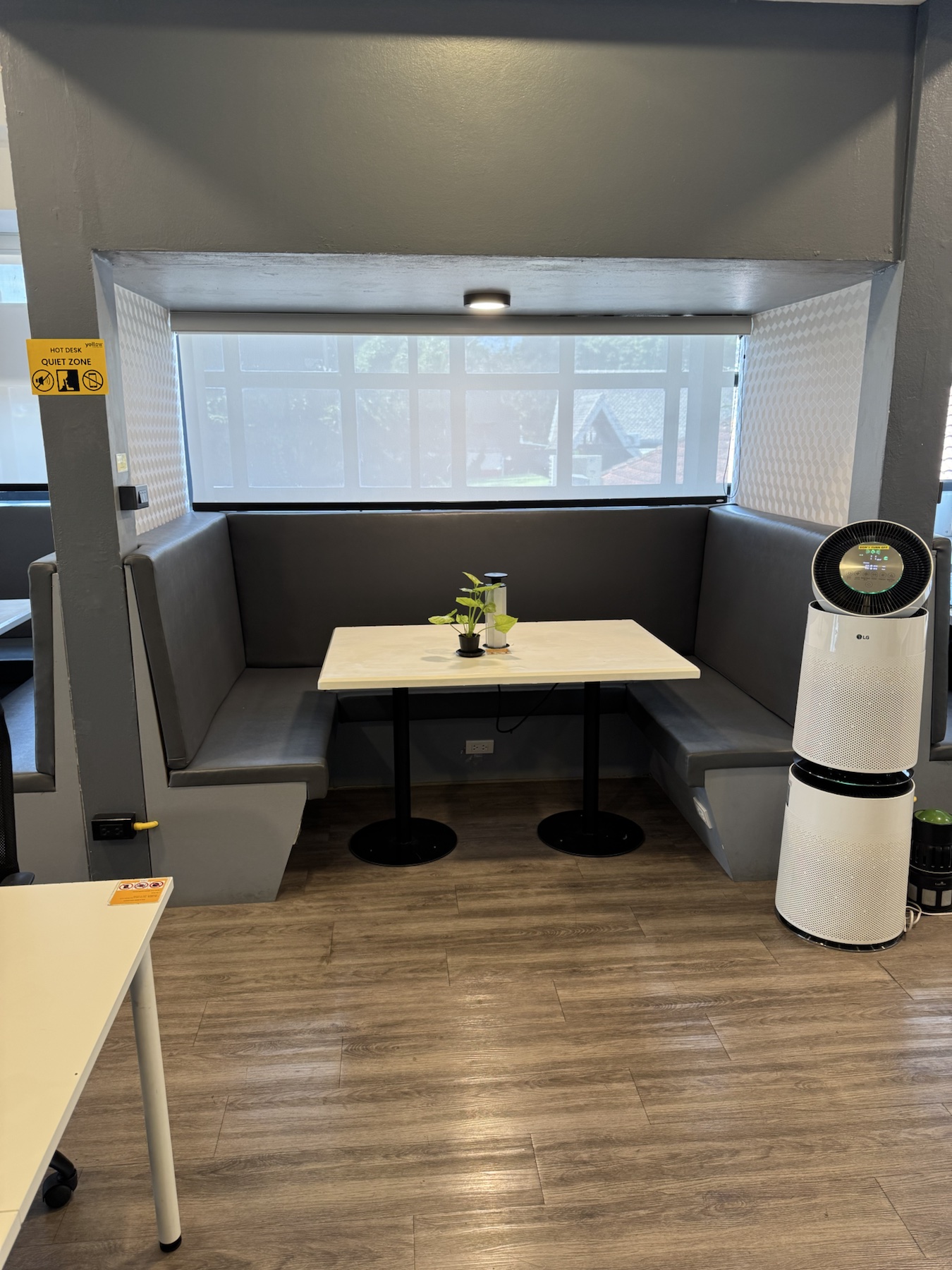 Arbeitsecke bei Yellow Coworking in Chiang Mai.