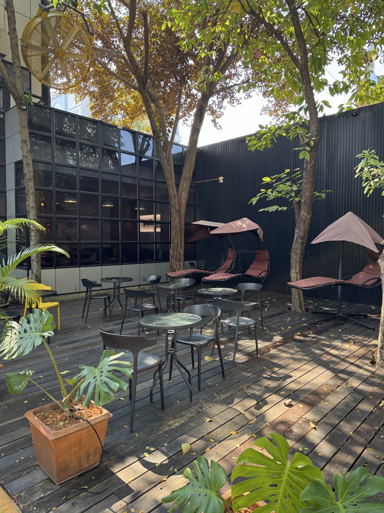 Außenarbeitsbereich von Yellow Coworking in Chiang Mai.