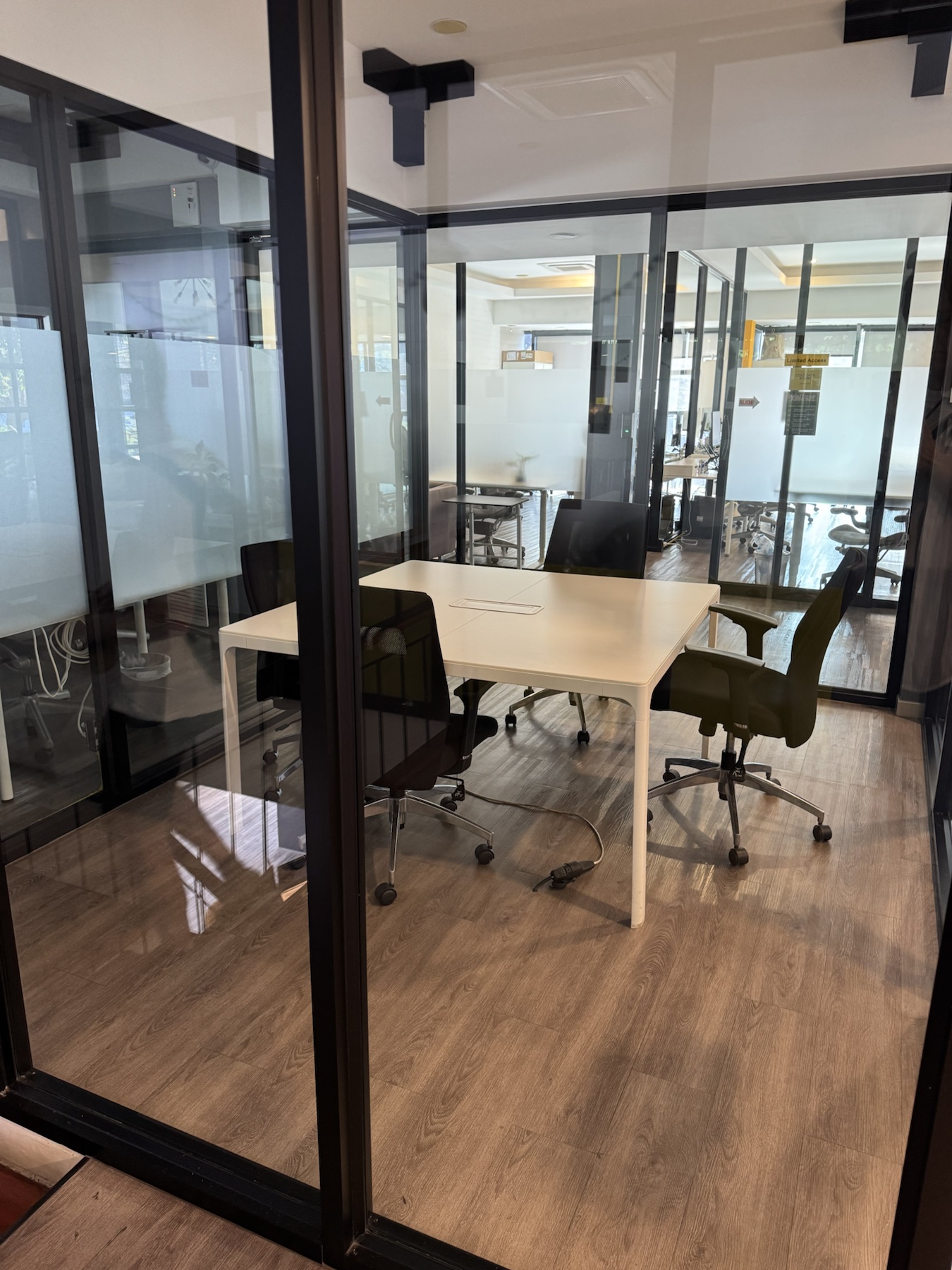 Meetingraum bei Yellow Coworking in Chiang Mai.