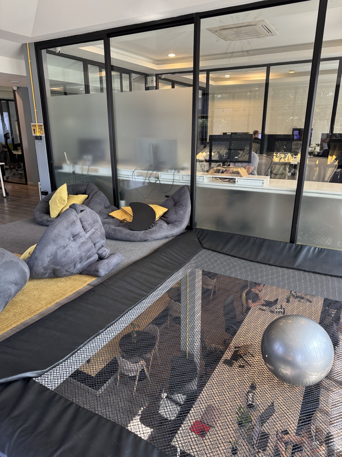Loungebereich mit Sitzsäcken bei Yellow Coworking.