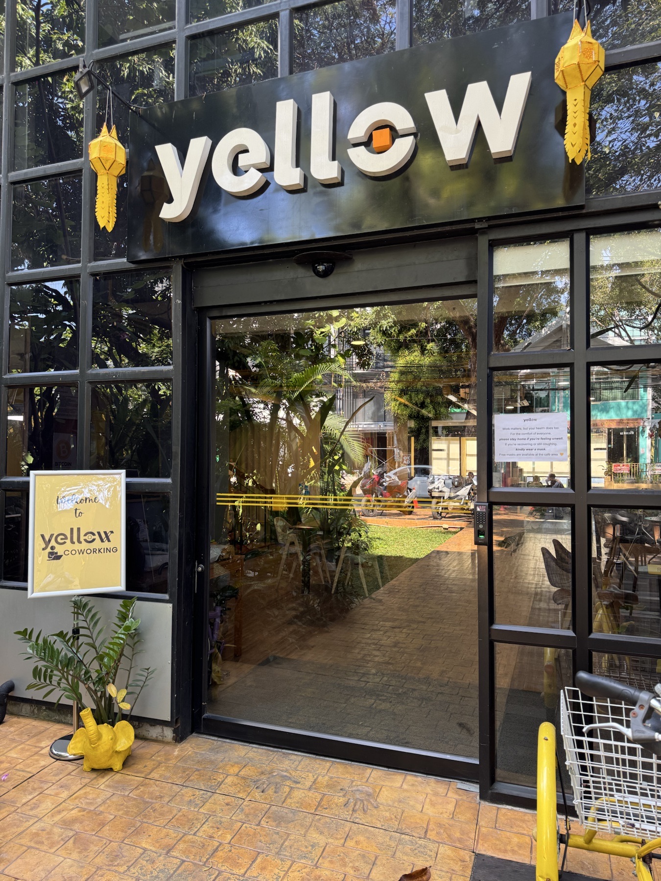 Arbeitsbereich von Yellow Coworking in Chiang Mai.