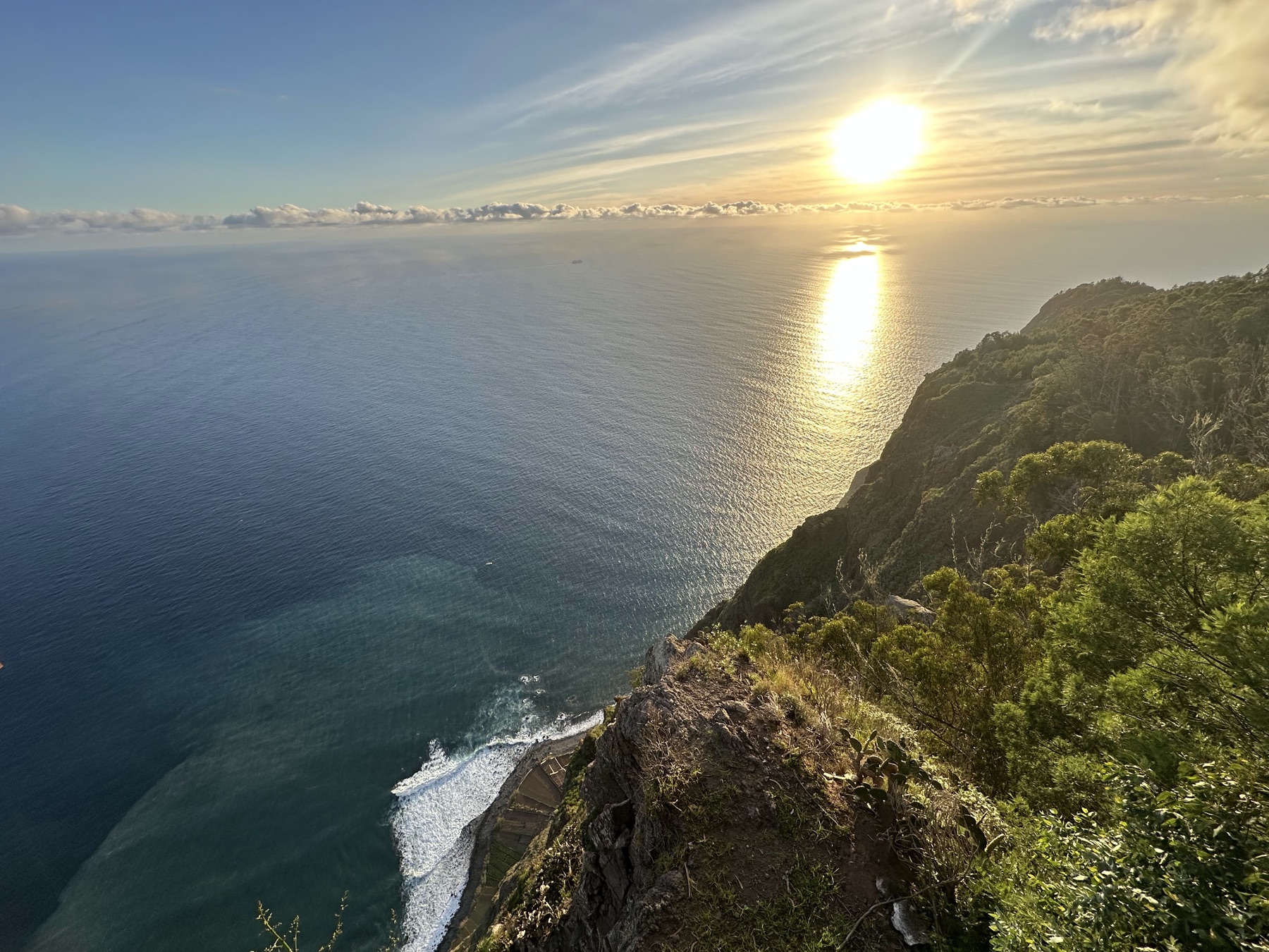 Sonnenuntergang am Cabo Girão Skywalk auf Madeira mit Blick auf den Atlantik.