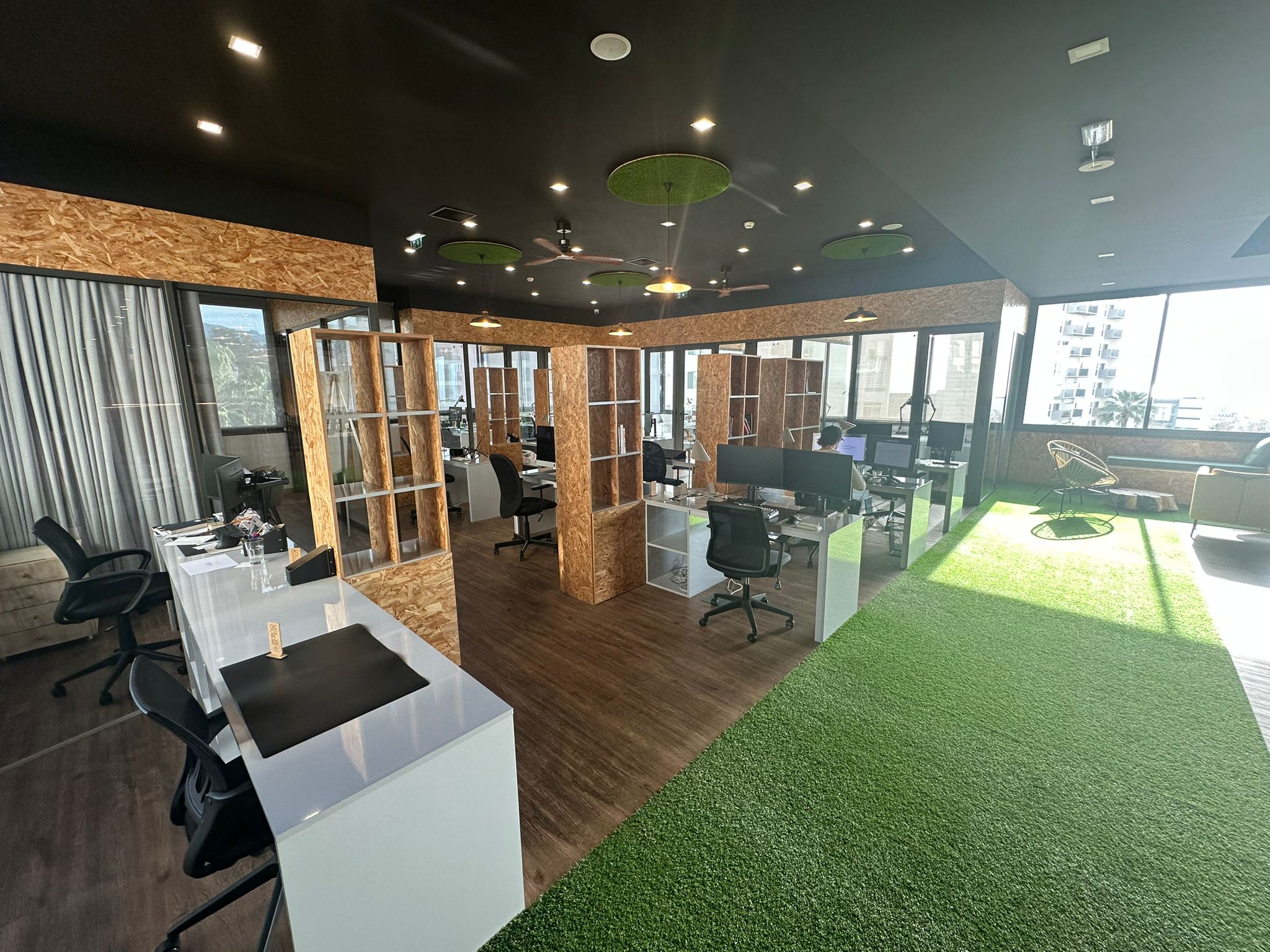 Fixdesk-Arbeitsbereich bei Sangha Coworking in Funchal.