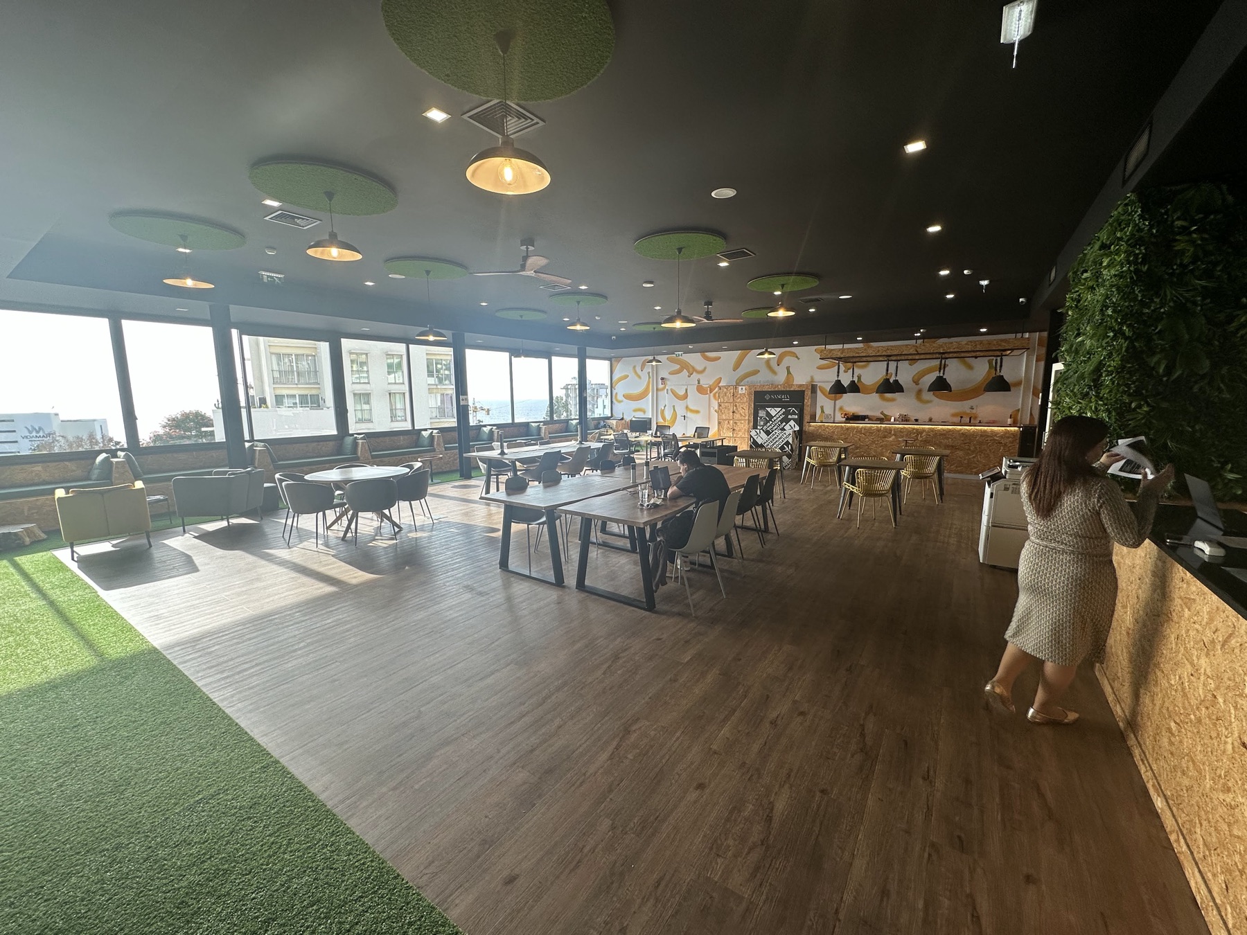 Flexdesk-Arbeitsbereich bei Sangha Coworking in Funchal.