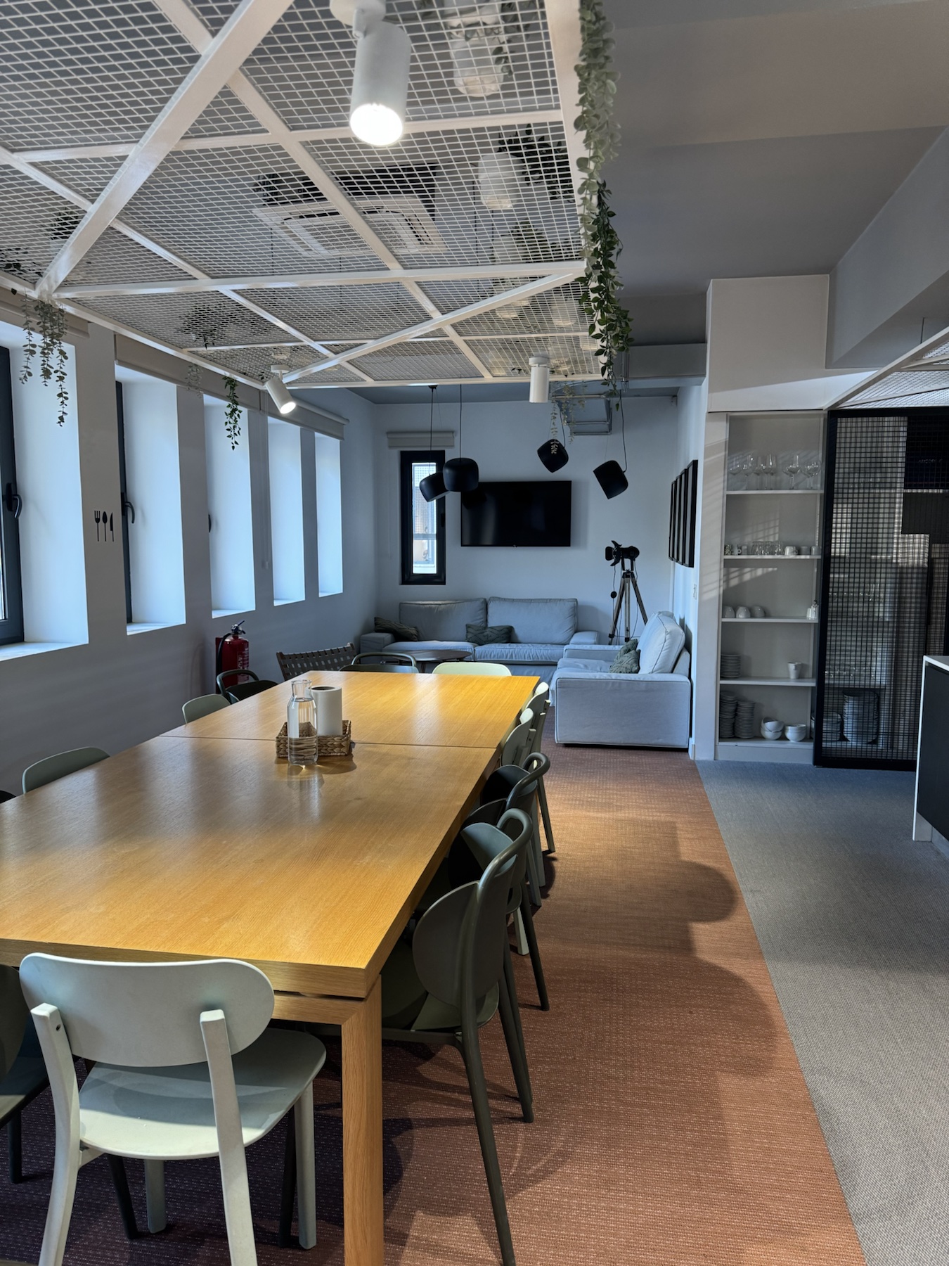 Küchen- und Aufenthaltsbereich bei Vertical Coworking Bolhão in Porto.