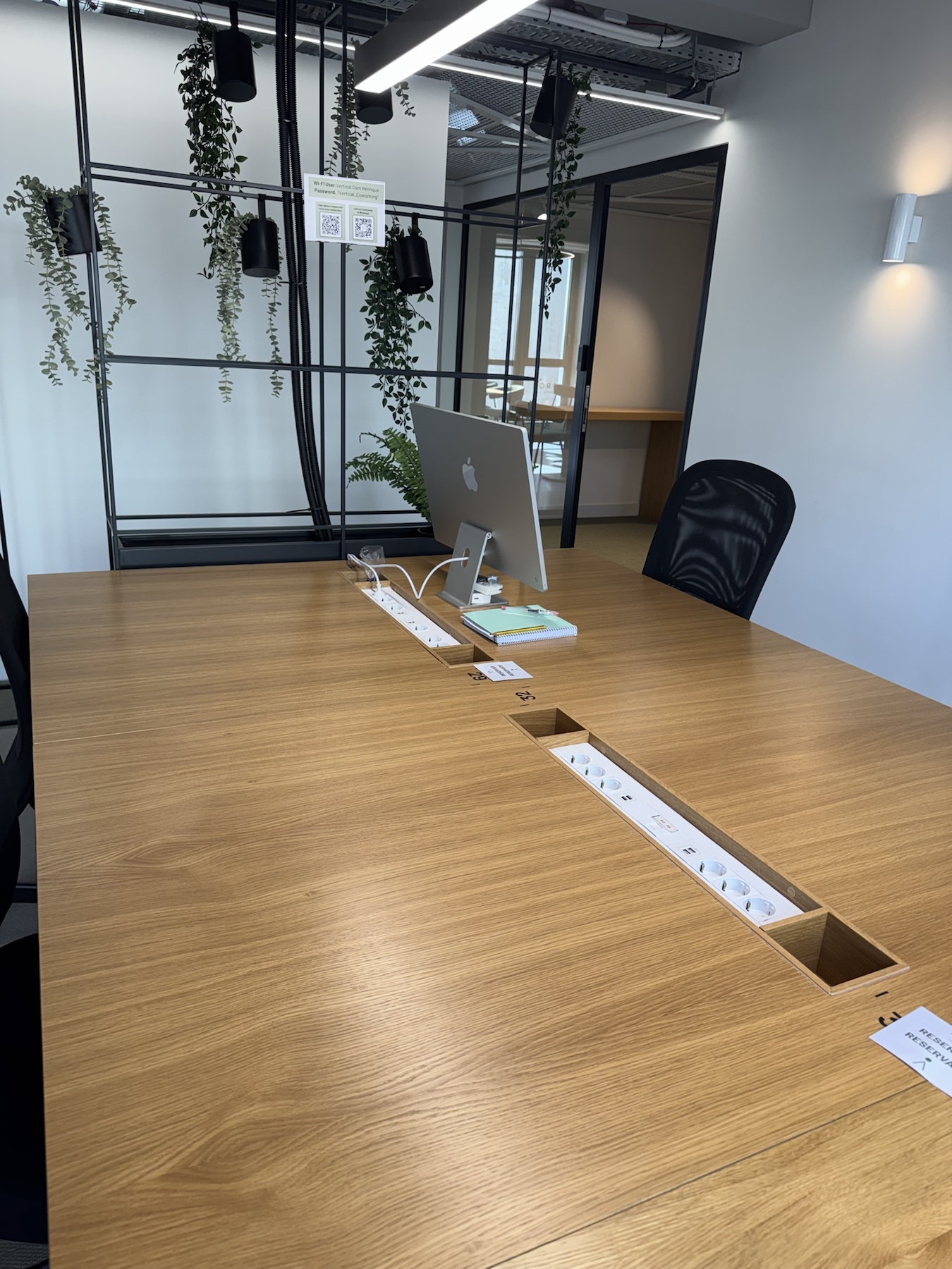 Dedicated Desk bei Vertical Coworking Dom Henrique in Porto.