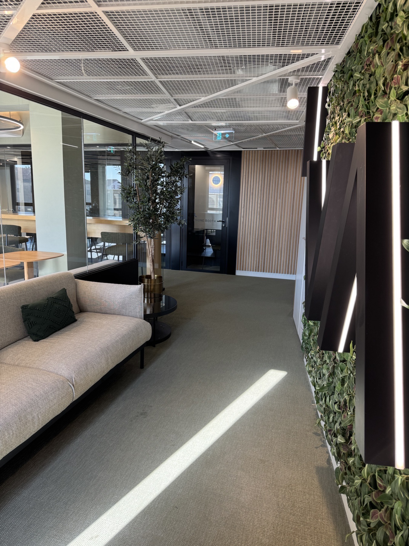 Sofabereich bei Vertical Coworking Dom Henrique in Porto.