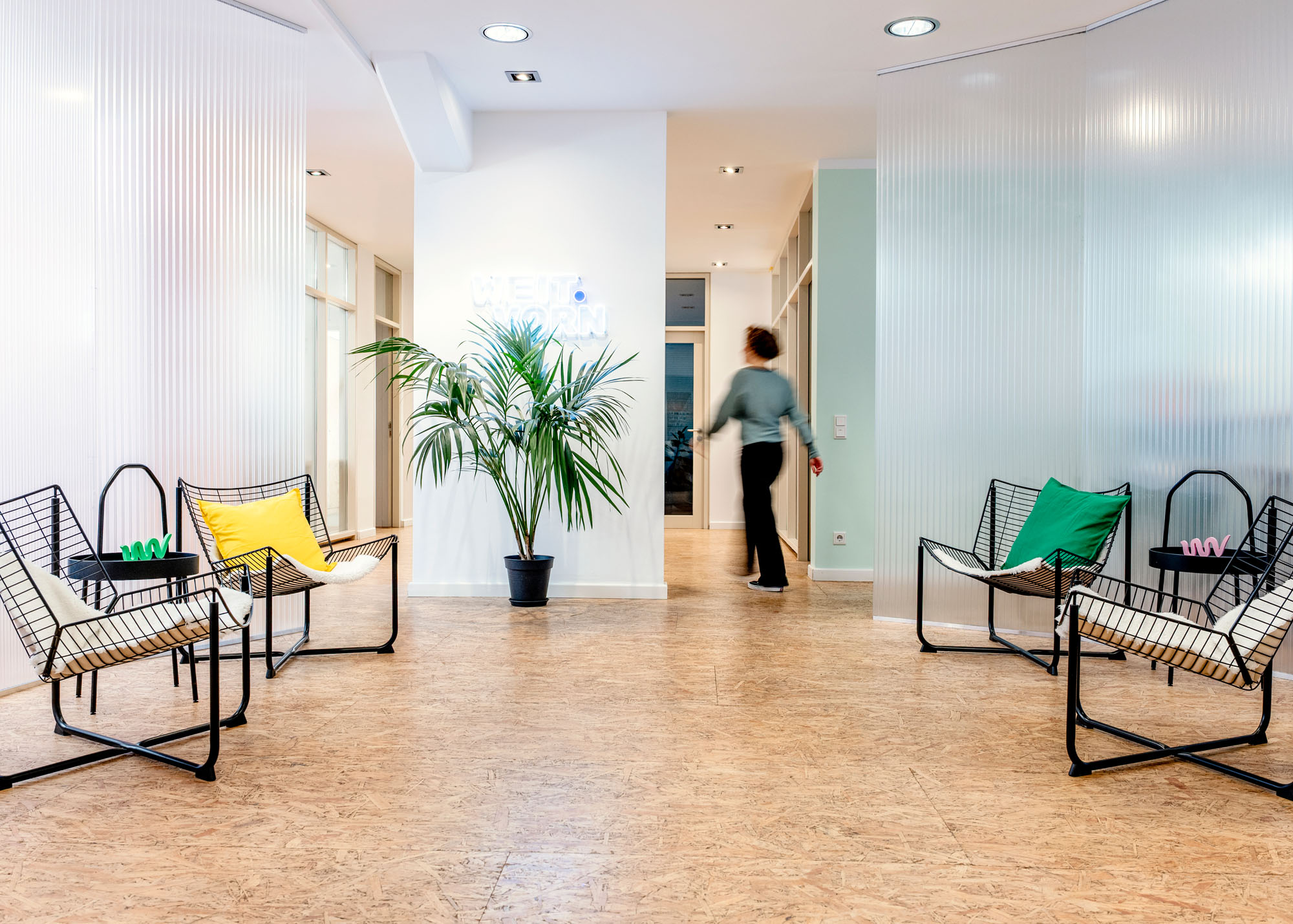 Sitzbereich und Flur im WEIT.VORN Coworking-Space in Kassel mit Sesseln, Pflanzen und hellen Arbeitsräumen.
