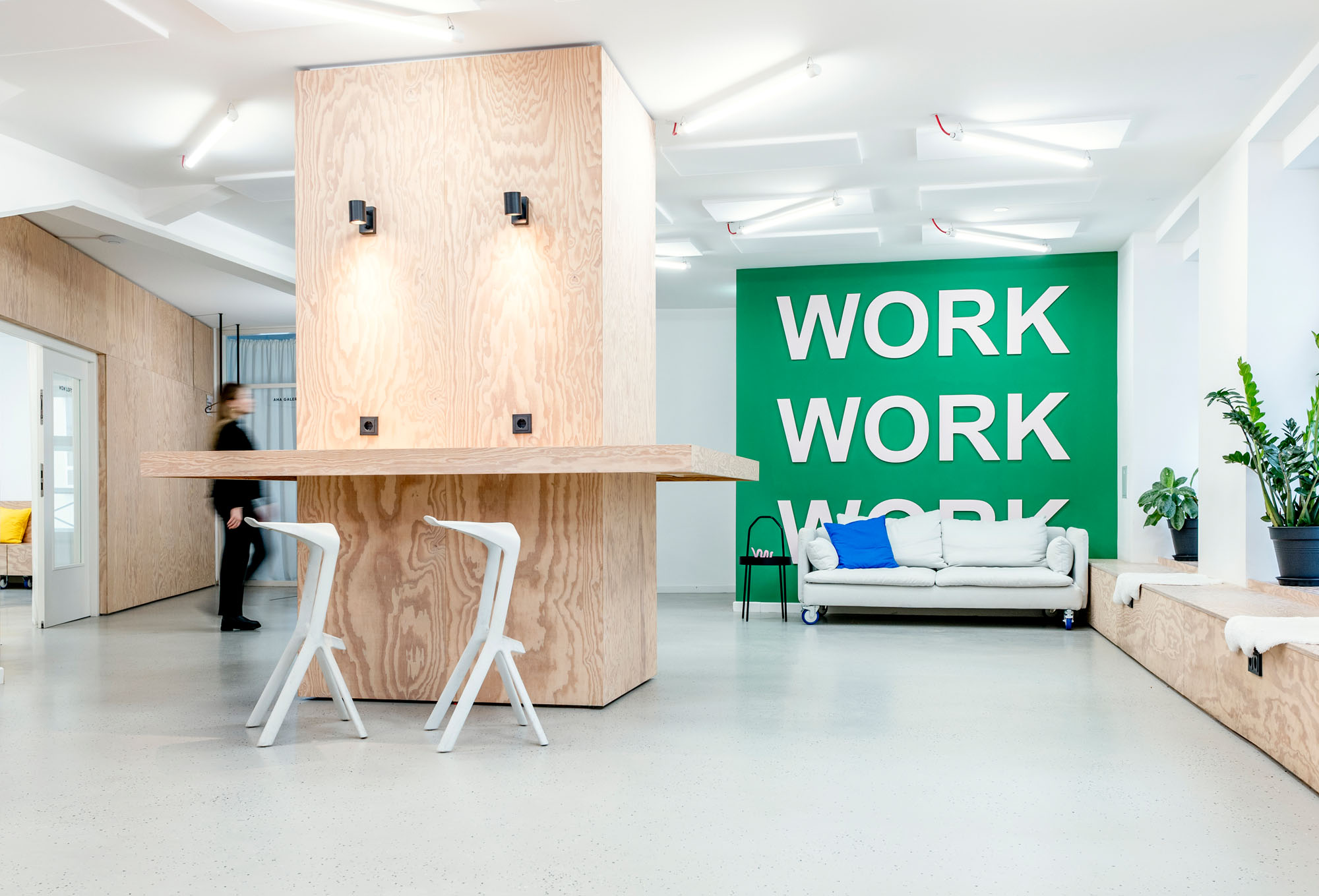Heller Lounge- und Arbeitsbereich bei WEIT.VORN in Kassel mit grüner Work-Wand.